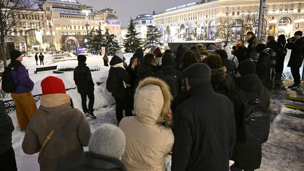 Lidé v Rusku veřejně uctívají památku Navalného, několik zadržených